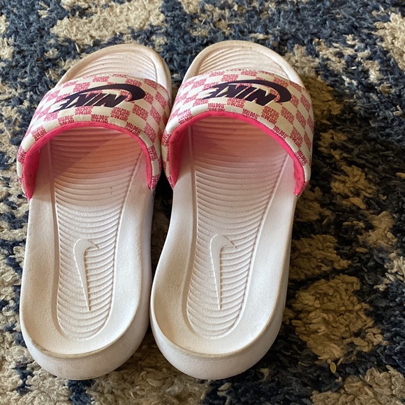 Nike - Picture 2 of 3